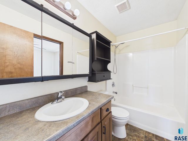 9213 W Norma Trl Trail, Sioux Falls, SD 57106