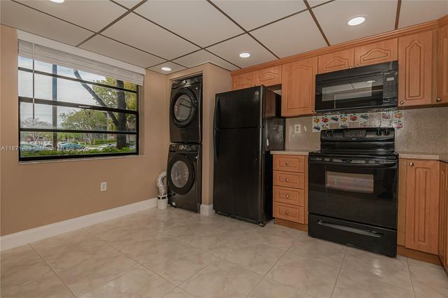 901 Colony Point Cir 102, Pembroke Pines, FL 33026