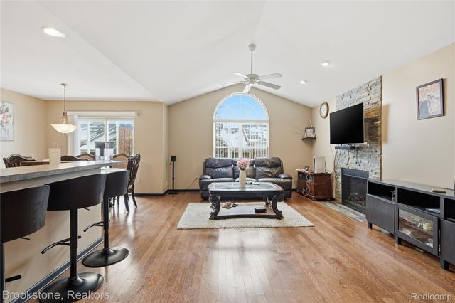 15308 Yale Drive, Clinton Charter Township, MI 48038