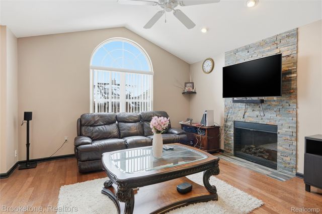 15308 Yale Drive, Clinton Charter Township, MI 48038