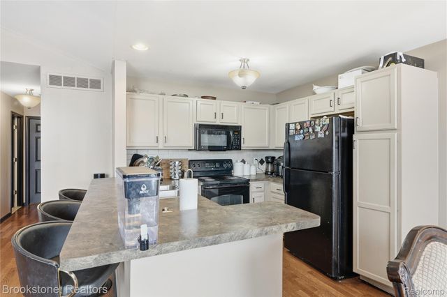 15308 Yale Drive, Clinton Charter Township, MI 48038