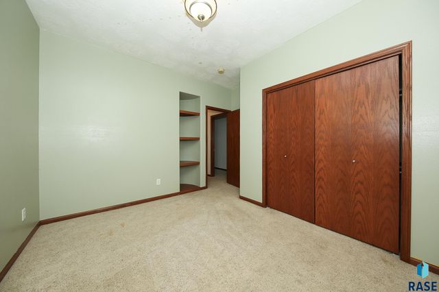 809 S Outlook Dr Drive, Sioux Falls, SD 57106