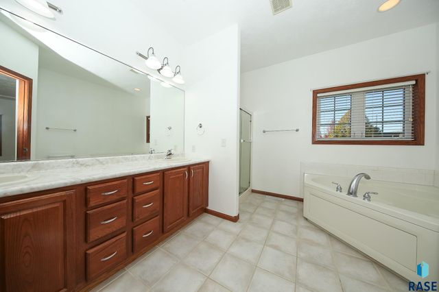 809 S Outlook Dr Drive, Sioux Falls, SD 57106