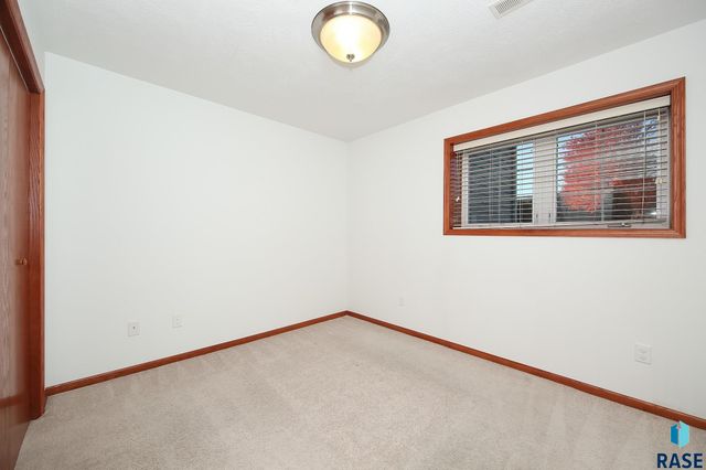 809 S Outlook Dr Drive, Sioux Falls, SD 57106