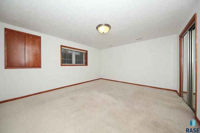 809 S Outlook Dr Drive, Sioux Falls, SD 57106