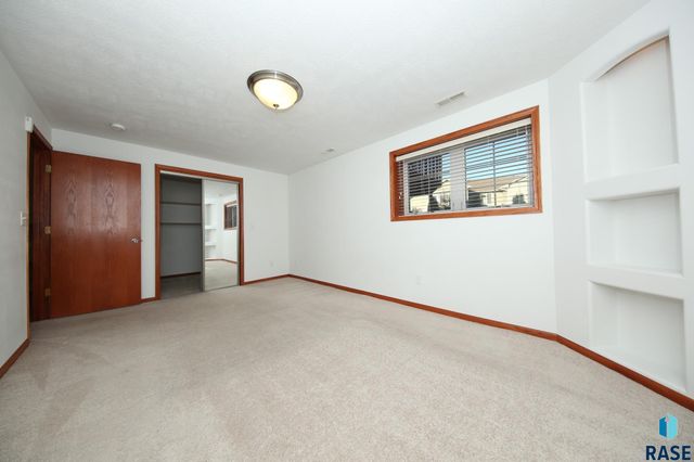 809 S Outlook Dr Drive, Sioux Falls, SD 57106