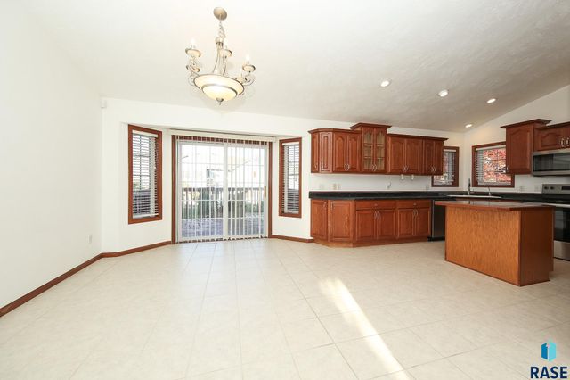 809 S Outlook Dr Drive, Sioux Falls, SD 57106