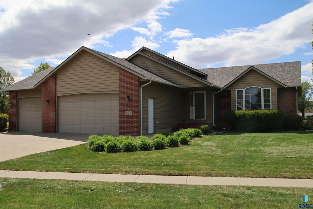 809 S Outlook Dr Drive, Sioux Falls, SD 57106