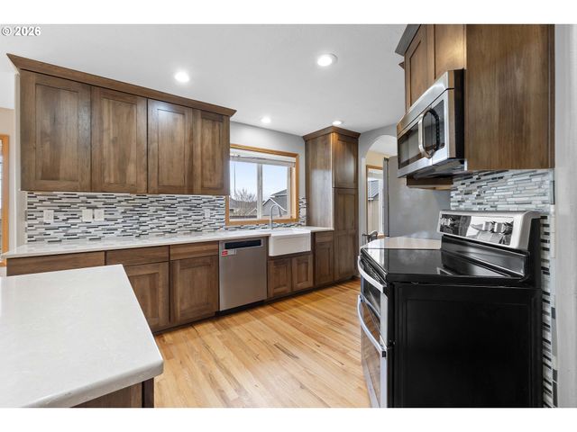 1027 Se STREBIN Rd, Troutdale, OR 97060