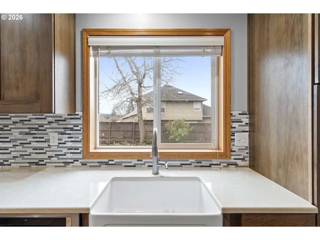 1027 Se STREBIN Rd, Troutdale, OR 97060