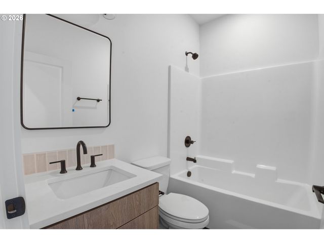 6185 N Albina Ave 3, Portland, OR 97217