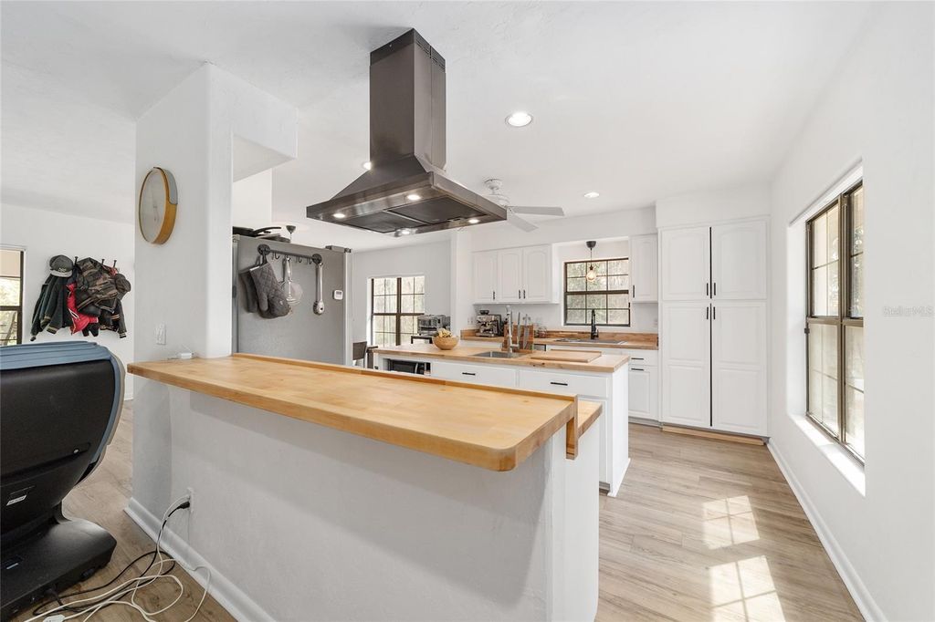 Image 9 of property listing at 17714 VETERANS WAY, Micanopy, FL 32667