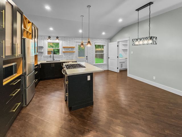 1108 E Russell Avenue, Carrollton, TX 75006