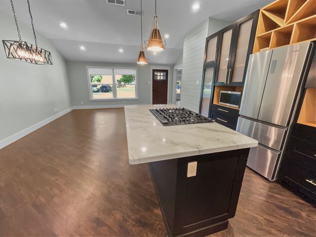1108 E Russell Avenue, Carrollton, TX 75006