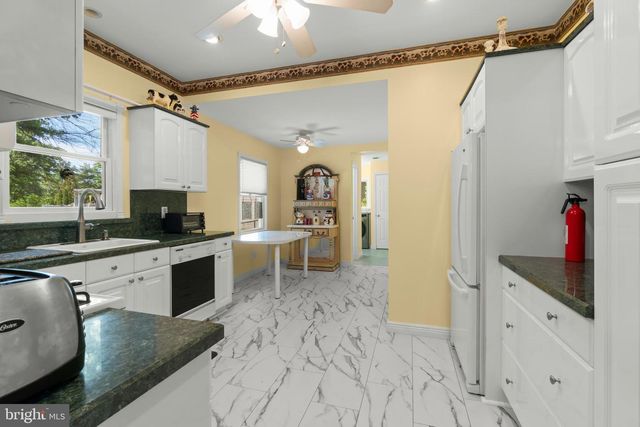 2 HOLLY DR, East Windsor, NJ 08520