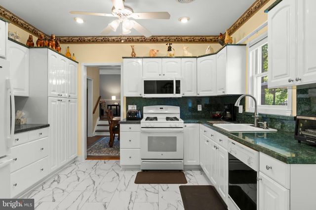 2 HOLLY DR, East Windsor, NJ 08520