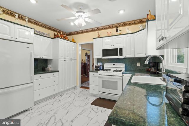 2 HOLLY DR, East Windsor, NJ 08520