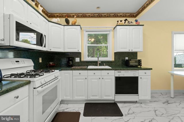 2 HOLLY DR, East Windsor, NJ 08520