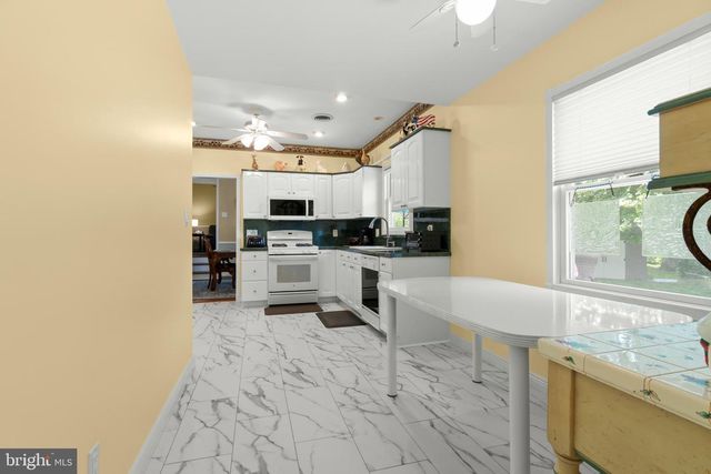 2 HOLLY DR, East Windsor, NJ 08520