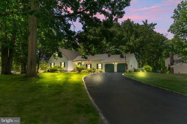 2 HOLLY DR, East Windsor, NJ 08520