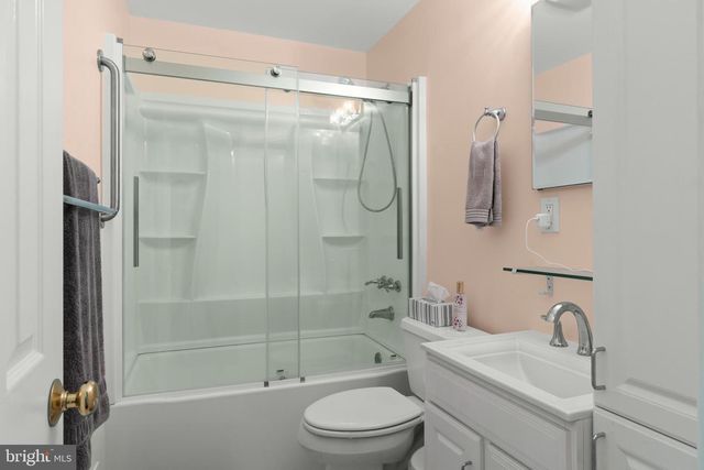 2 HOLLY DR, East Windsor, NJ 08520