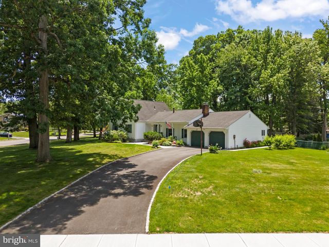 2 HOLLY DR, East Windsor, NJ 08520