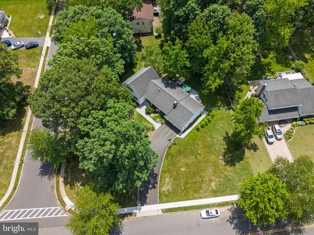 2 HOLLY DR, East Windsor, NJ 08520