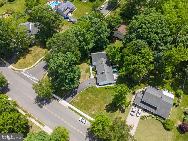 2 HOLLY DR, East Windsor, NJ 08520