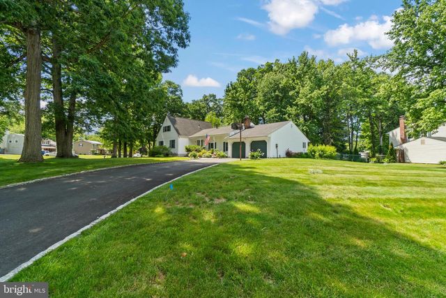 2 HOLLY DR, East Windsor, NJ 08520