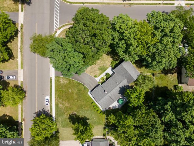 2 HOLLY DR, East Windsor, NJ 08520