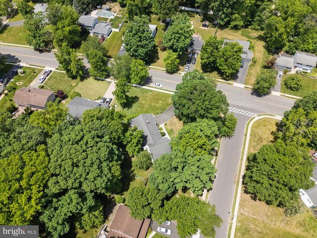 2 HOLLY DR, East Windsor, NJ 08520
