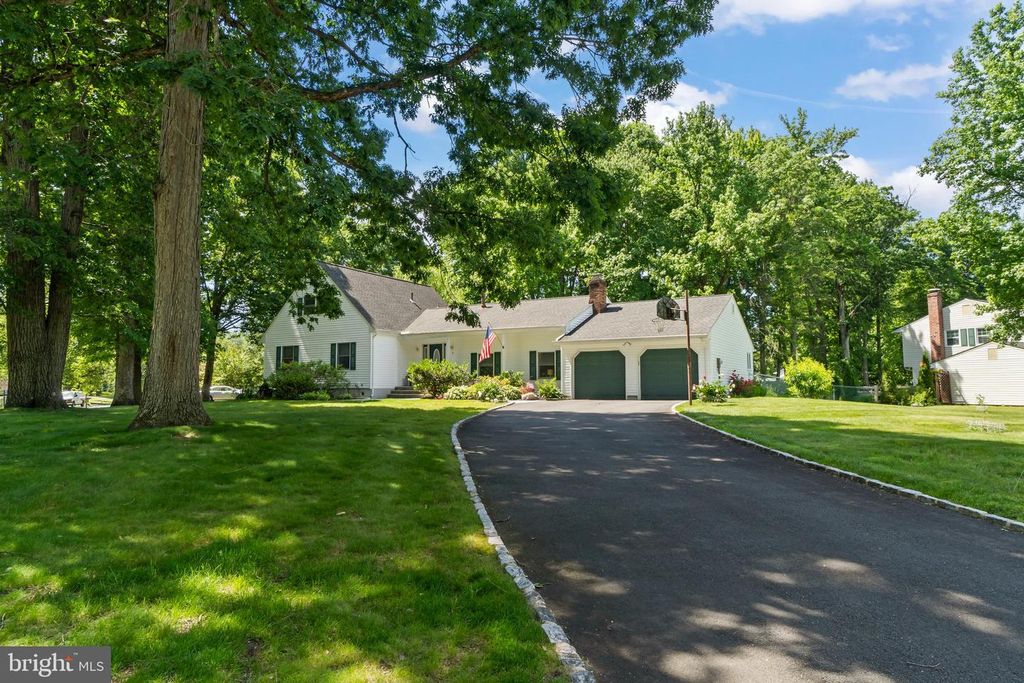 2 HOLLY DR, East Windsor, NJ 08520