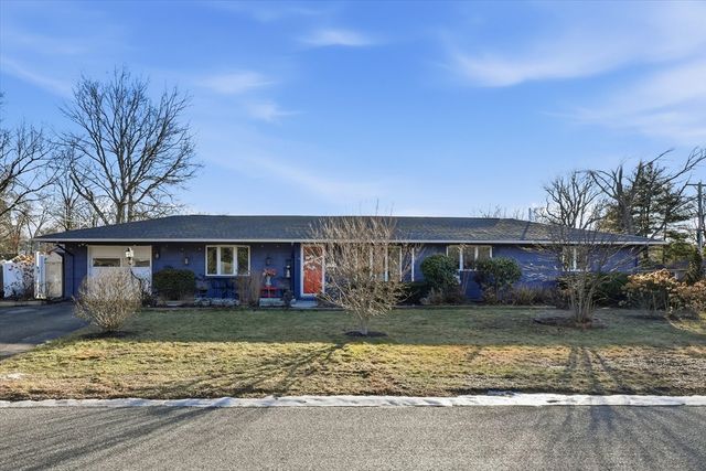 14 Ridgefield Dr, Framingham, MA 01701