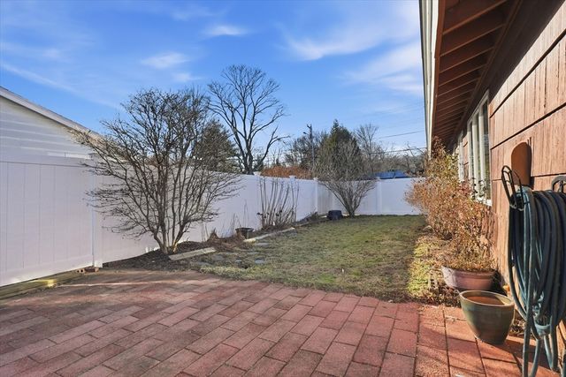 14 Ridgefield Dr, Framingham, MA 01701
