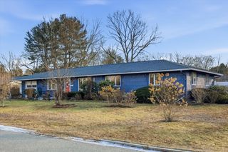14 Ridgefield Dr, Framingham, MA 01701