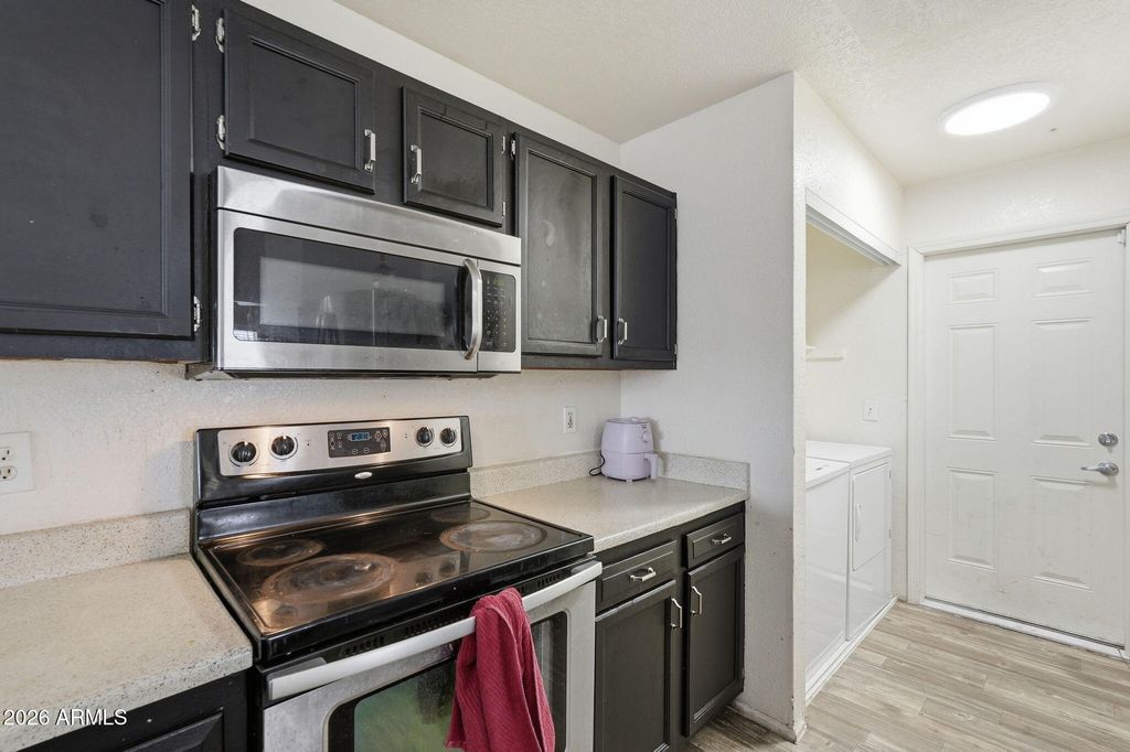 Image 11 of property listing at 10006 W SELLS Drive, Phoenix, AZ 85037