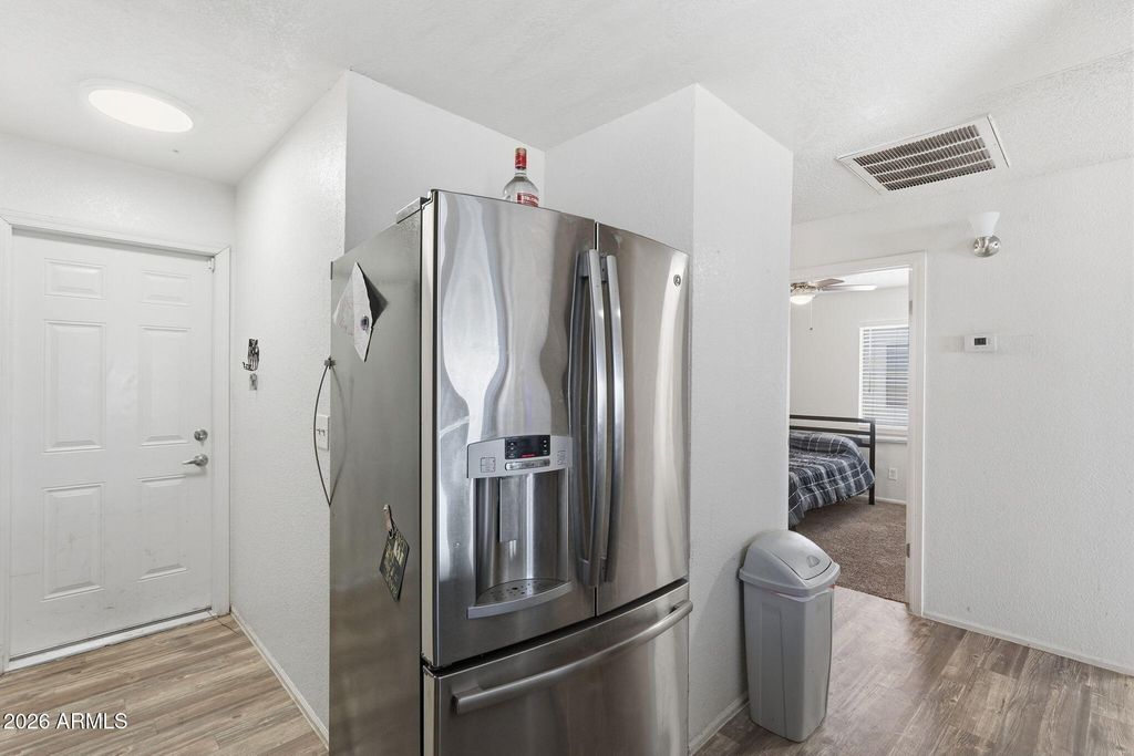 Image 12 of property listing at 10006 W SELLS Drive, Phoenix, AZ 85037