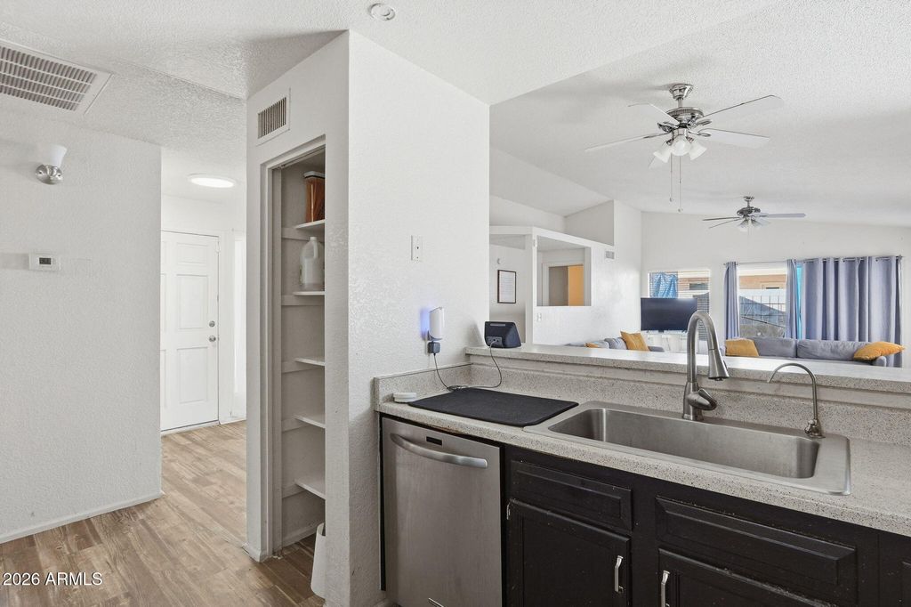 Image 13 of property listing at 10006 W SELLS Drive, Phoenix, AZ 85037