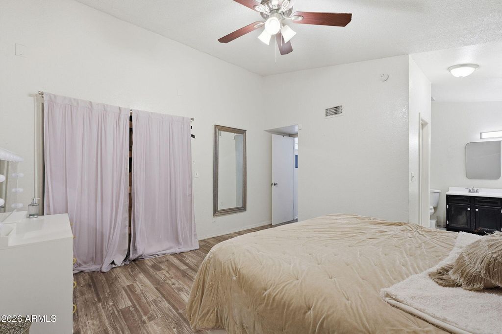 Image 20 of property listing at 10006 W SELLS Drive, Phoenix, AZ 85037