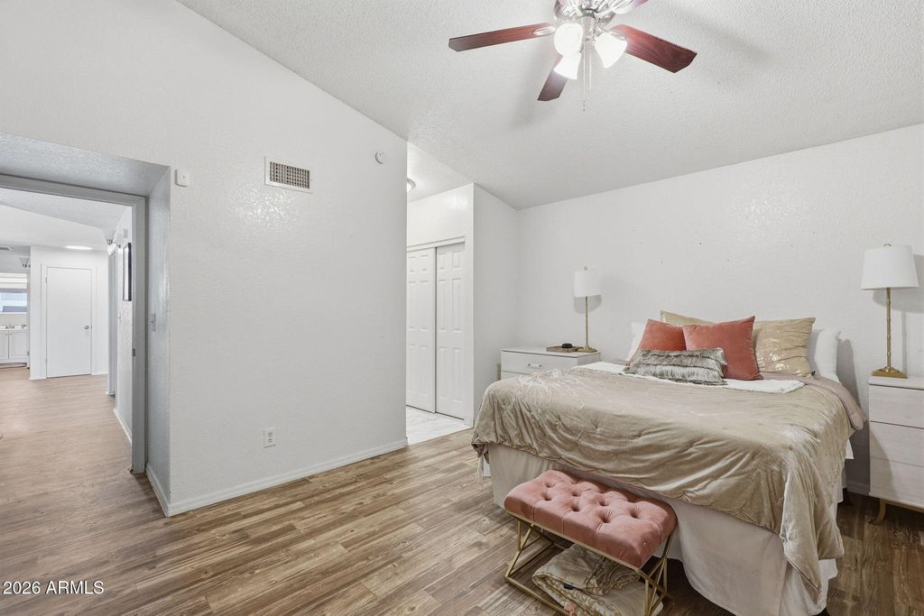 Image 21 of property listing at 10006 W SELLS Drive, Phoenix, AZ 85037