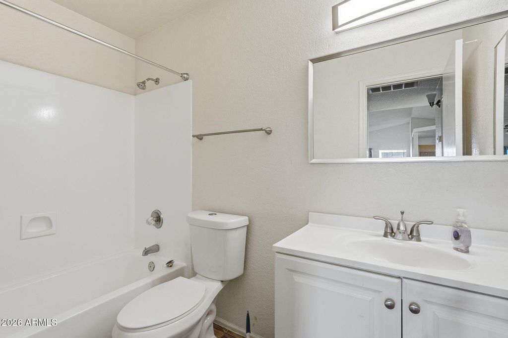 Image 23 of property listing at 10006 W SELLS Drive, Phoenix, AZ 85037