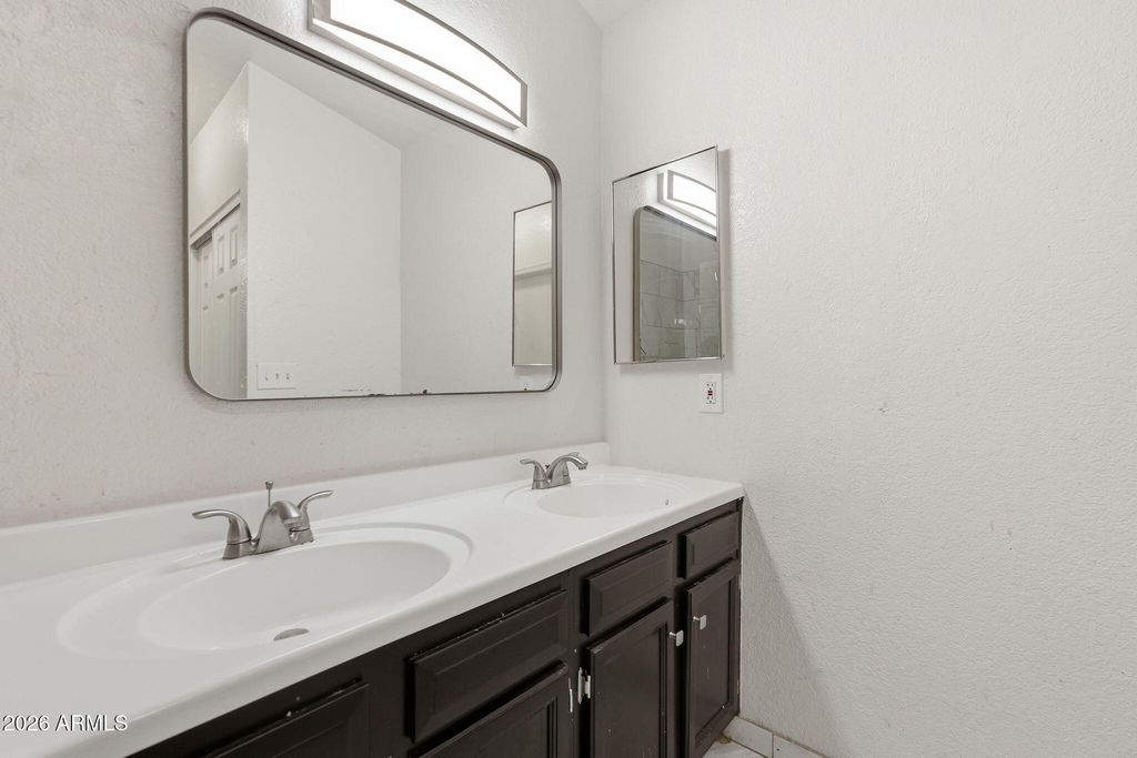 Image 24 of property listing at 10006 W SELLS Drive, Phoenix, AZ 85037