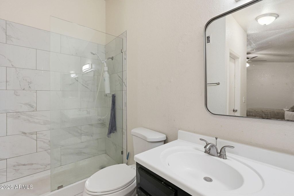 Image 25 of property listing at 10006 W SELLS Drive, Phoenix, AZ 85037