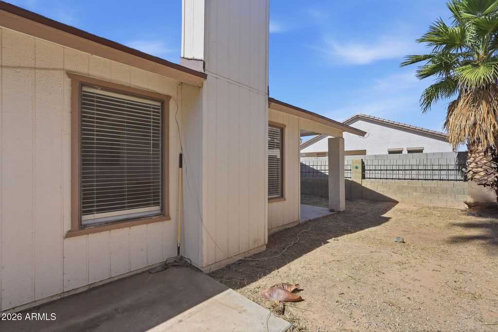 Image 27 of property listing at 10006 W SELLS Drive, Phoenix, AZ 85037