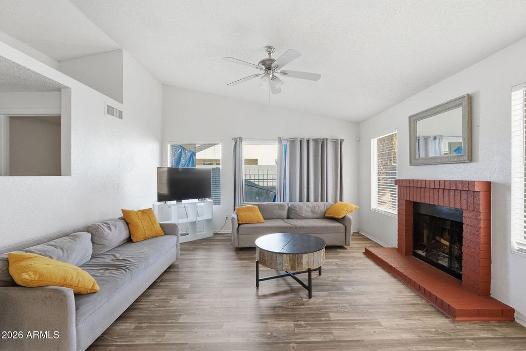 Image 4 of property listing at 10006 W SELLS Drive, Phoenix, AZ 85037