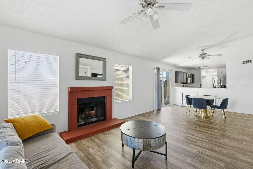 Image 5 of property listing at 10006 W SELLS Drive, Phoenix, AZ 85037