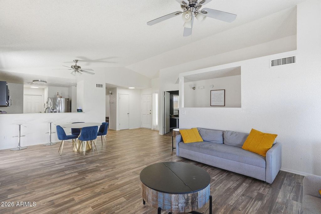 Image 6 of property listing at 10006 W SELLS Drive, Phoenix, AZ 85037