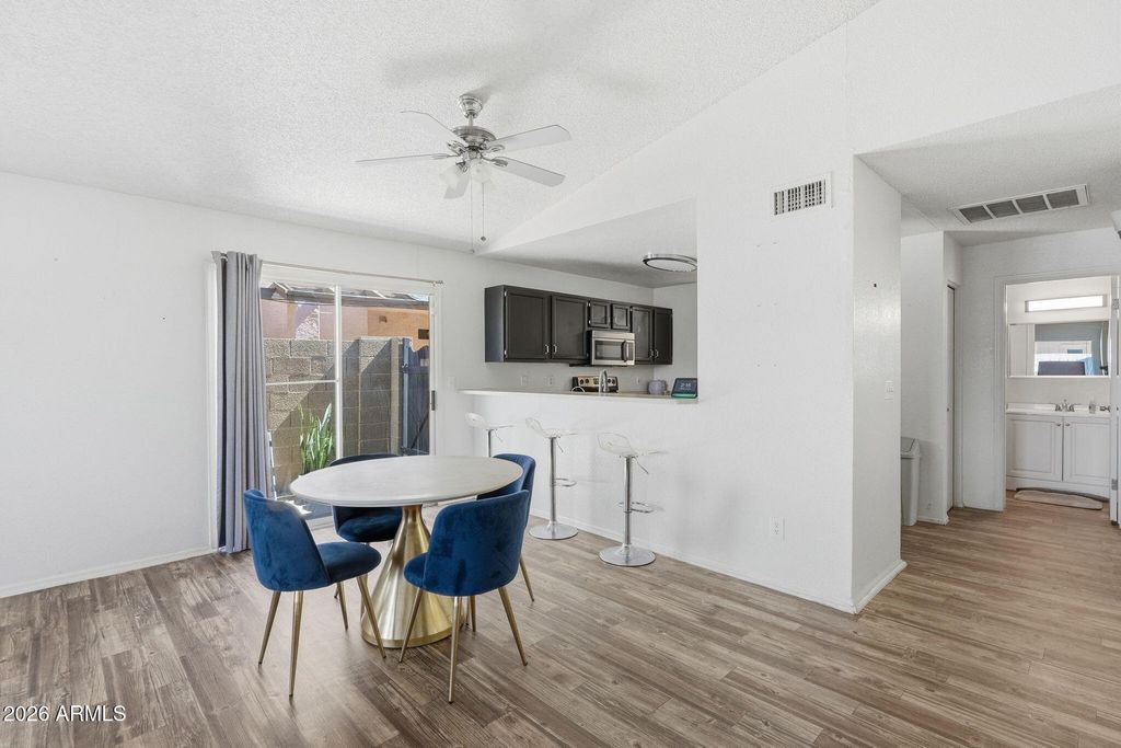 Image 9 of property listing at 10006 W SELLS Drive, Phoenix, AZ 85037