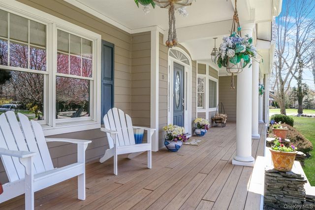 15 Maple Road, Setauket, NY 11733