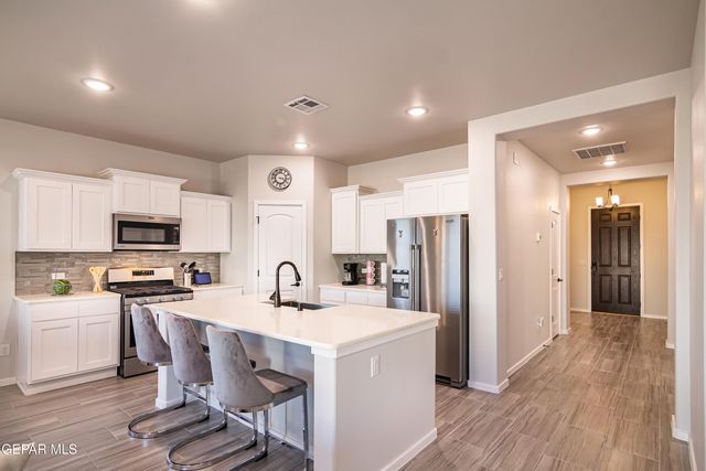 864 Via Glorieta, Sunland Park, NM 88063